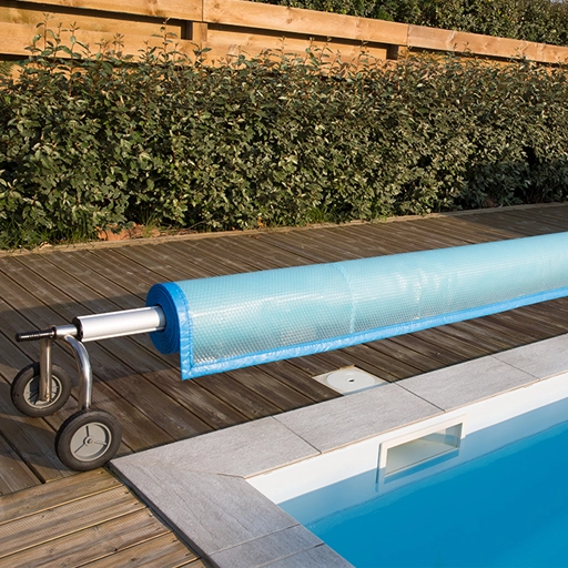 Heat retention cover for outdoor fibreglass pool